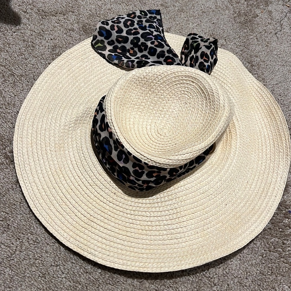 August sun hat with cheetah accent
